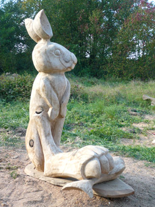 Holz Skulptur Böser Hase